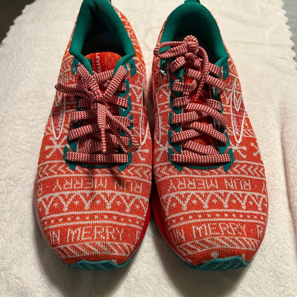 Brooks Women’s Levitate 5 Run Merry Christmas running Shoes - Picture 1 of 8